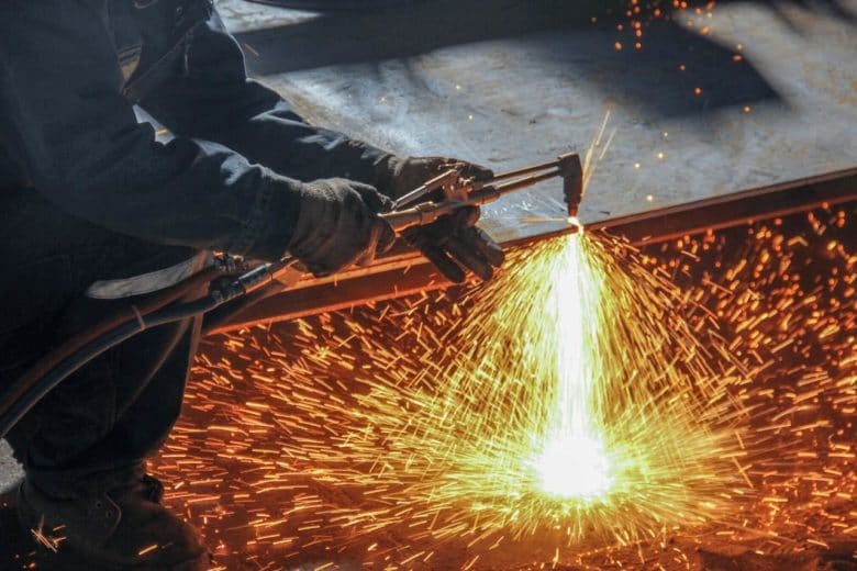 برشکاری مقاطع فلزی با کمک هوا برش